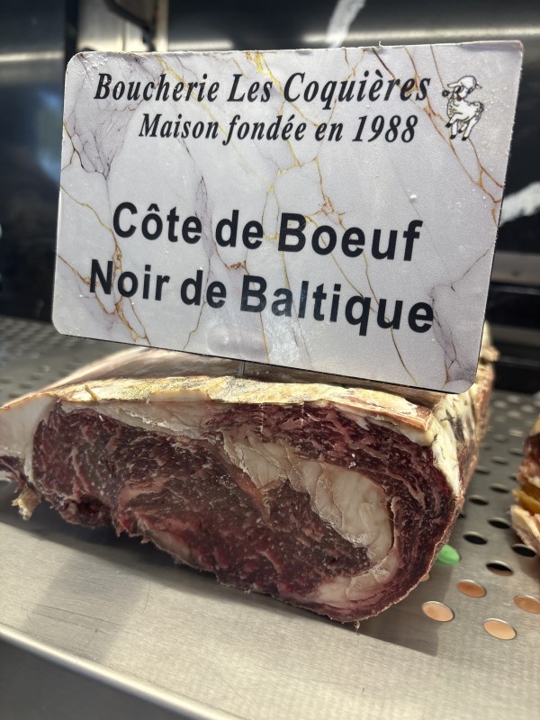 Viande d’exception halal : côte de bœuf Noir de Baltique prête à la cuisson